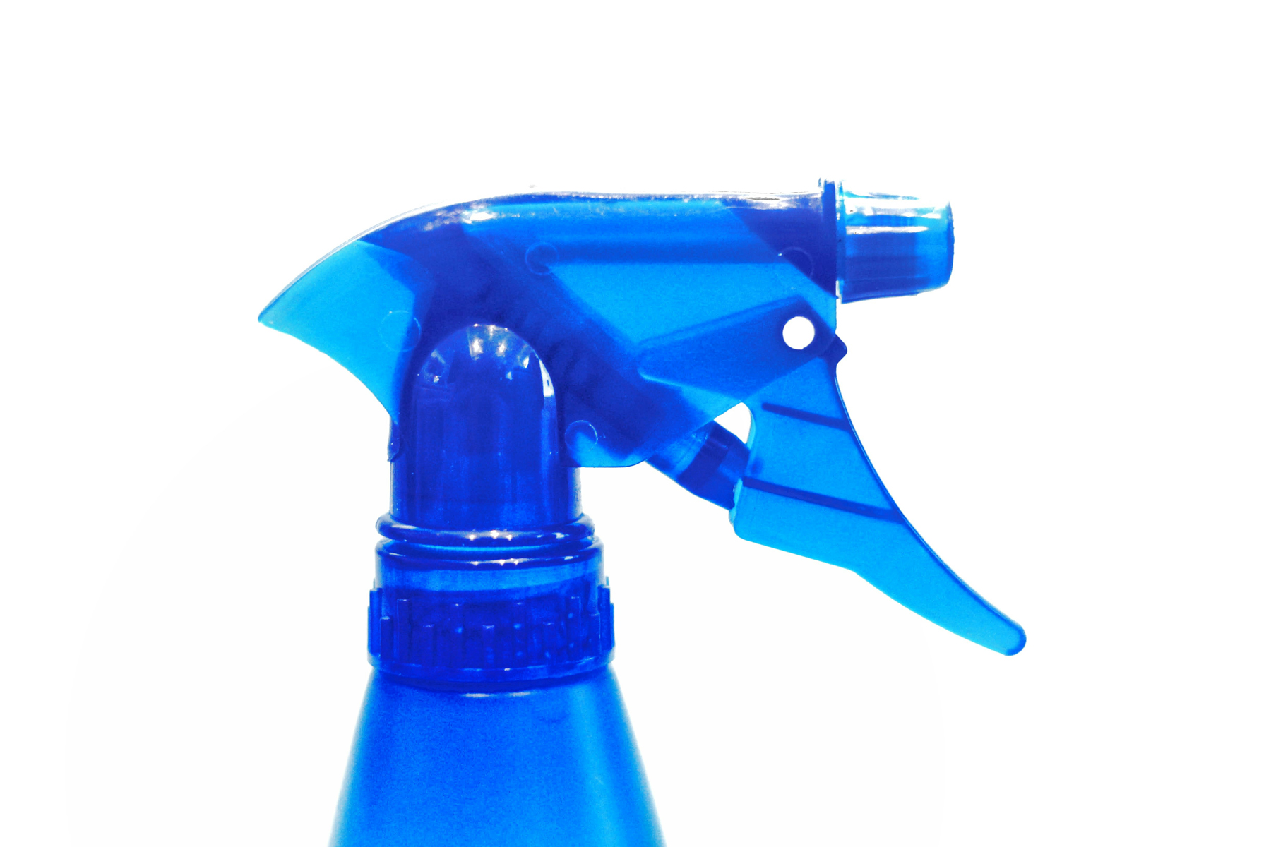 Glasreiniger-Sprühflasche auf einer Fensterbank