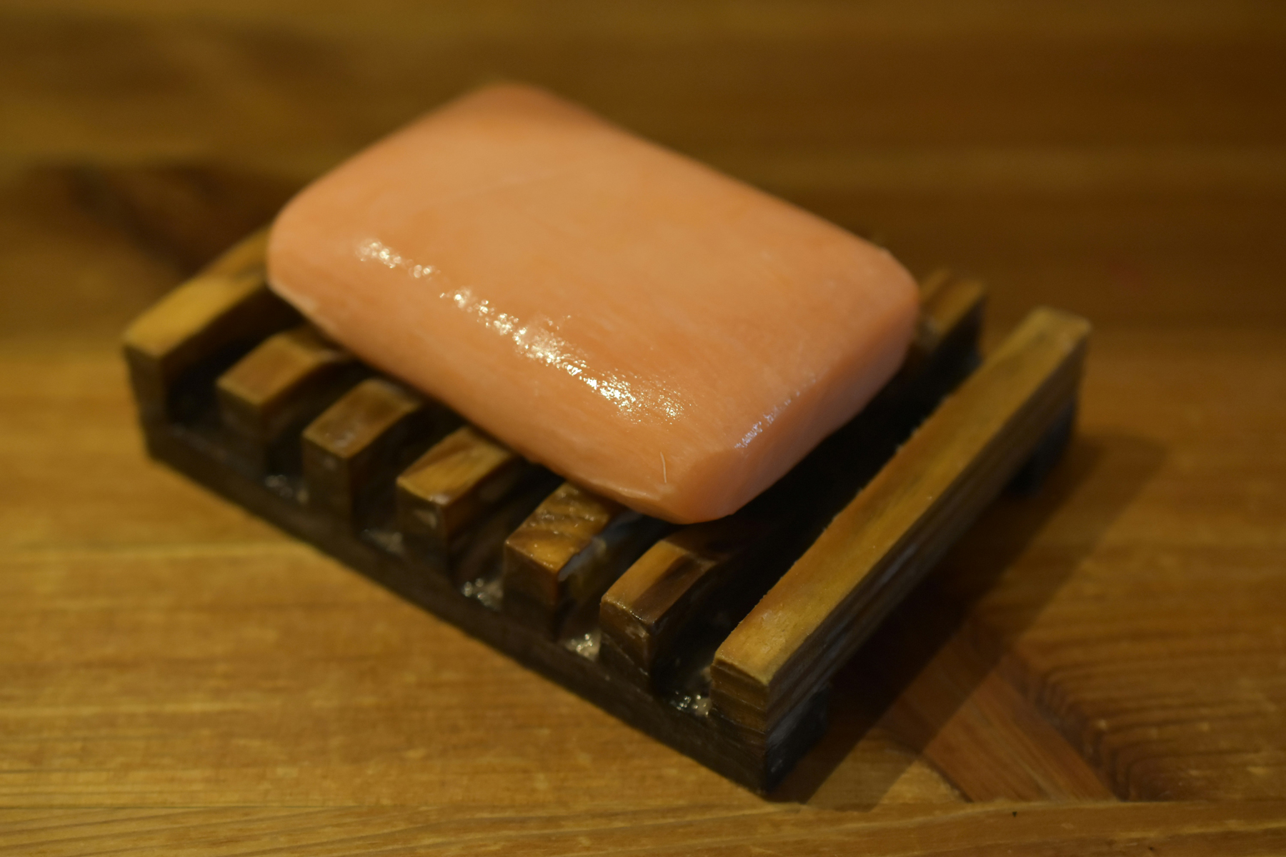 Spülmittelflasche neben einem Küchenspülbecken
